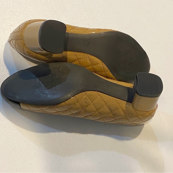 TORY BURCH Kaitlin Camel Quilted Patent Leather Pumps - Picture 14 of 15